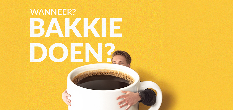 Een gigantisch koffie kopje wat wordt vastgehouden door Wout (projectleider Renovalis)