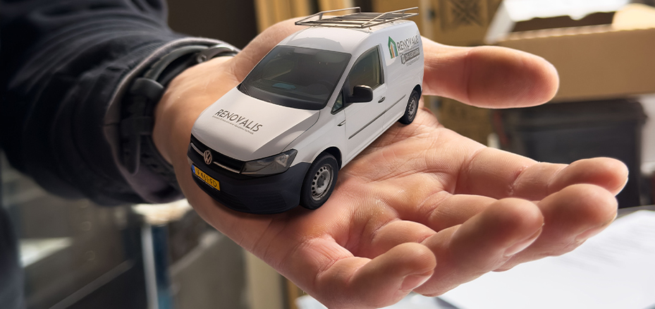 een gephotoshopte foto van de renovalis auto op een hand.